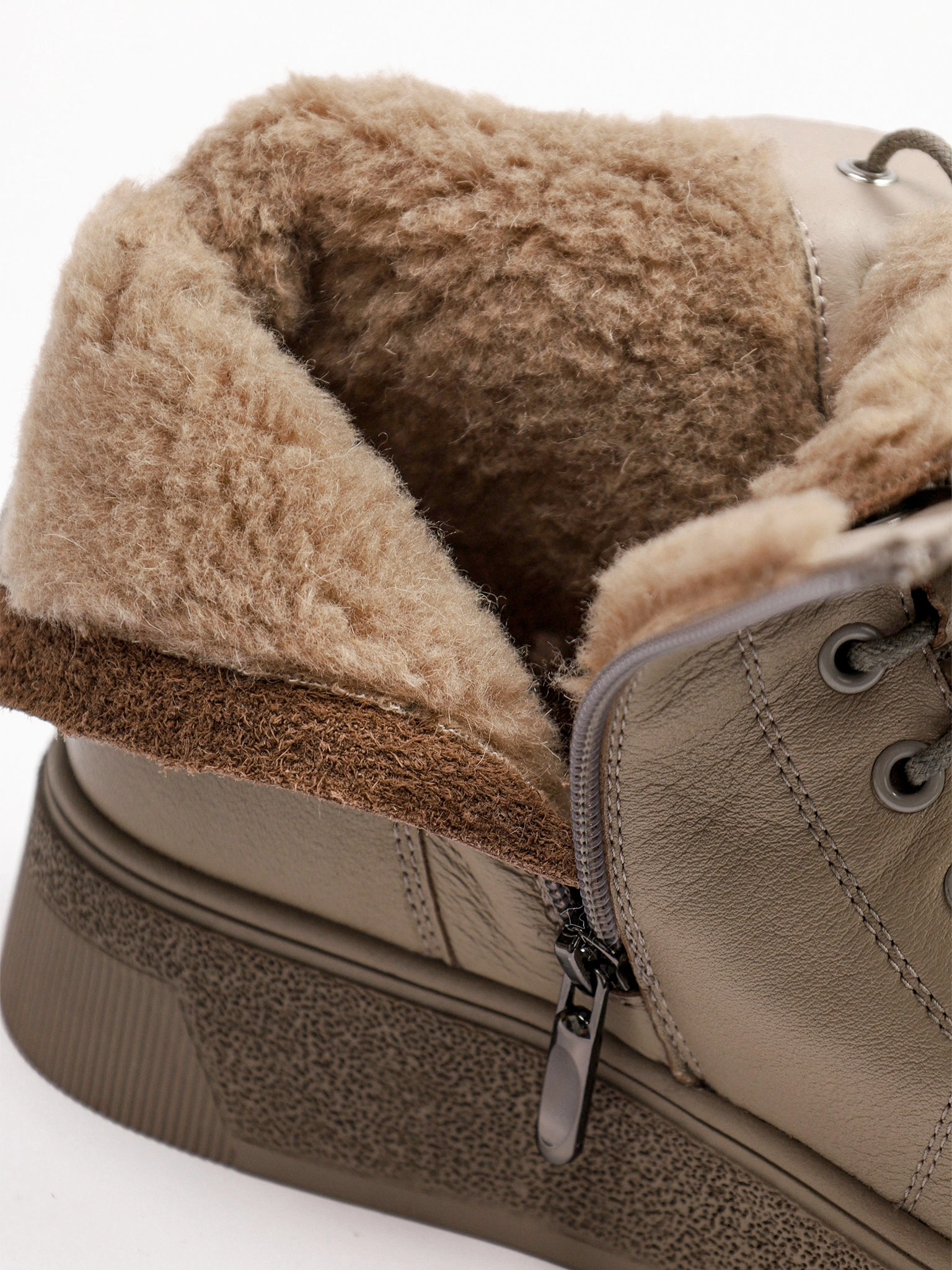 Ботинки бежевого цвета на средней платформе